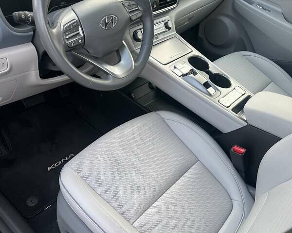 Сірий Хендай Kona Electric, об'ємом двигуна 0 л та пробігом 28 тис. км за 17200 $, фото 10 на Automoto.ua
