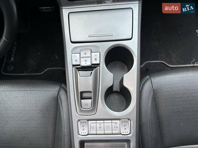 Серый Хендай Kona Electric, объемом двигателя 0 л и пробегом 117 тыс. км за 18800 $, фото 19 на Automoto.ua