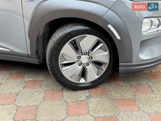 Серый Хендай Kona Electric, объемом двигателя 0 л и пробегом 71 тыс. км за 15999 $, фото 60 на Automoto.ua