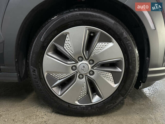 Серый Хендай Kona Electric, объемом двигателя 0 л и пробегом 36 тыс. км за 20700 $, фото 31 на Automoto.ua