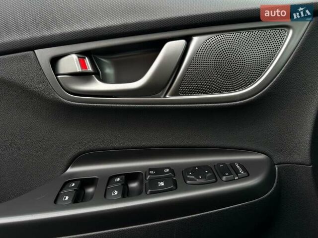 Сірий Хендай Kona Electric, об'ємом двигуна 0 л та пробігом 76 тис. км за 20500 $, фото 8 на Automoto.ua