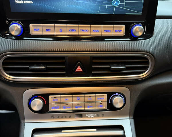 Серый Хендай Kona Electric, объемом двигателя 0 л и пробегом 125 тыс. км за 16900 $, фото 8 на Automoto.ua