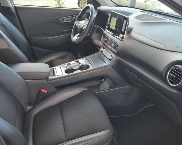 Серый Хендай Kona Electric, объемом двигателя 0 л и пробегом 42 тыс. км за 16200 $, фото 46 на Automoto.ua