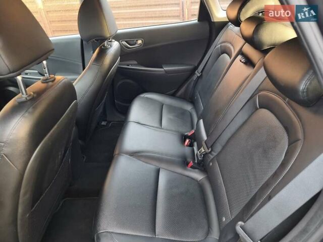 Серый Хендай Kona Electric, объемом двигателя 0 л и пробегом 121 тыс. км за 16000 $, фото 16 на Automoto.ua