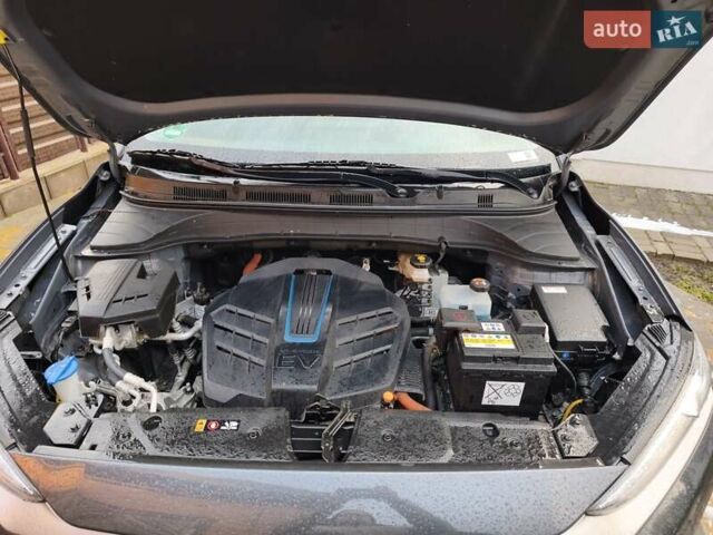 Серый Хендай Kona Electric, объемом двигателя 0 л и пробегом 121 тыс. км за 16000 $, фото 22 на Automoto.ua