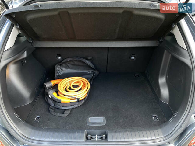 Серый Хендай Kona Electric, объемом двигателя 0 л и пробегом 69 тыс. км за 20400 $, фото 90 на Automoto.ua