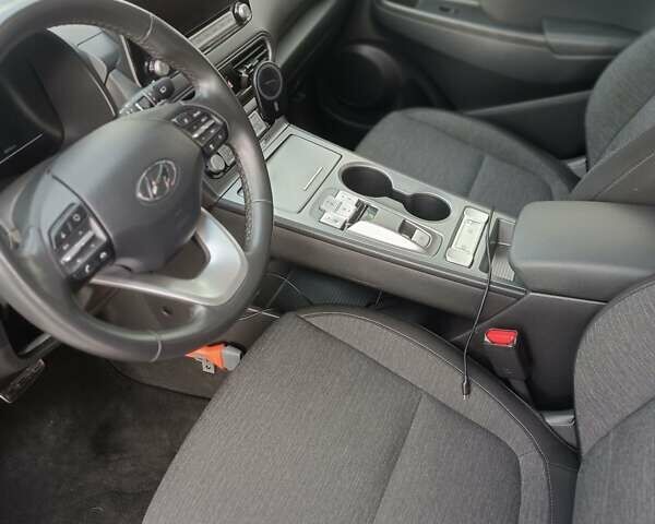 Серый Хендай Kona Electric, объемом двигателя 0 л и пробегом 80 тыс. км за 17300 $, фото 12 на Automoto.ua