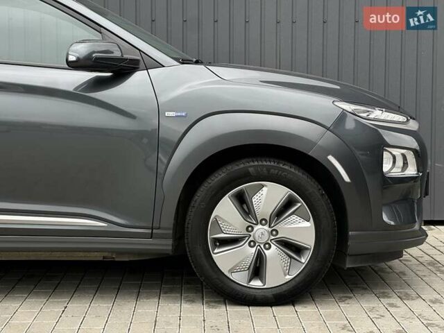 Сірий Хендай Kona Electric, об'ємом двигуна 0 л та пробігом 63 тис. км за 18500 $, фото 10 на Automoto.ua
