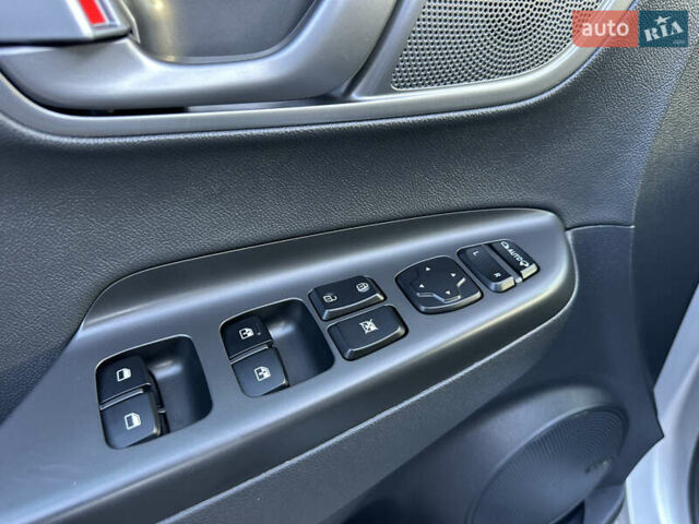 Серый Хендай Kona Electric, объемом двигателя 0 л и пробегом 109 тыс. км за 18450 $, фото 25 на Automoto.ua