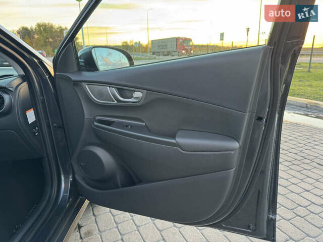 Сірий Хендай Kona Electric, об'ємом двигуна 0 л та пробігом 114 тис. км за 17999 $, фото 40 на Automoto.ua