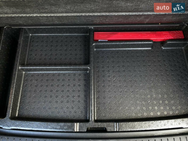 Серый Хендай Kona Electric, объемом двигателя 0 л и пробегом 69 тыс. км за 20400 $, фото 91 на Automoto.ua