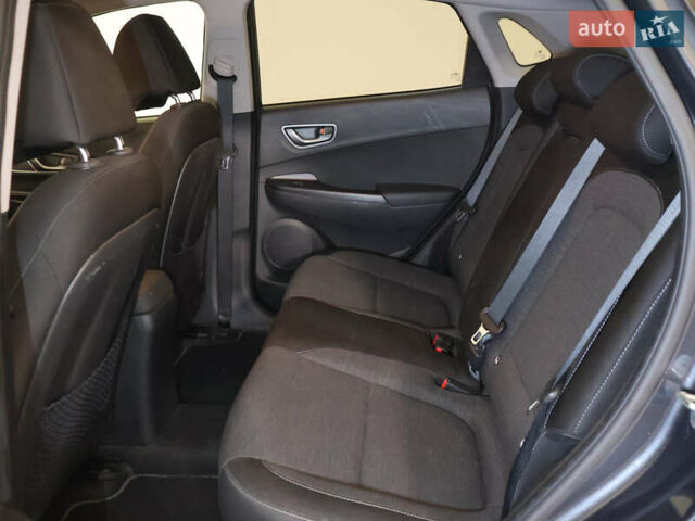 Серый Хендай Kona Electric, объемом двигателя 0 л и пробегом 155 тыс. км за 17400 $, фото 6 на Automoto.ua