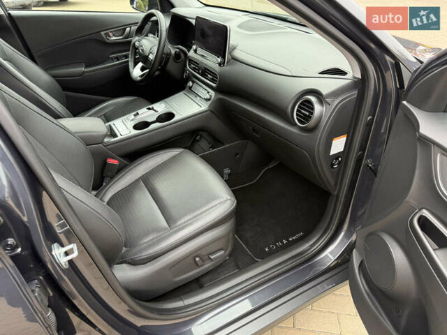 Серый Хендай Kona Electric, объемом двигателя 0 л и пробегом 52 тыс. км за 19000 $, фото 2 на Automoto.ua