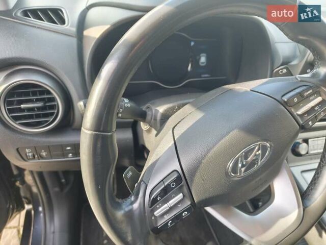 Серый Хендай Kona Electric, объемом двигателя 0 л и пробегом 122 тыс. км за 16550 $, фото 7 на Automoto.ua