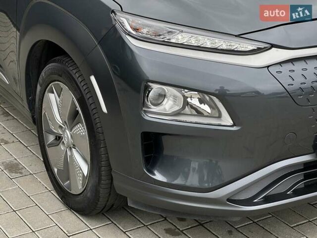 Сірий Хендай Kona Electric, об'ємом двигуна 0 л та пробігом 63 тис. км за 18500 $, фото 5 на Automoto.ua