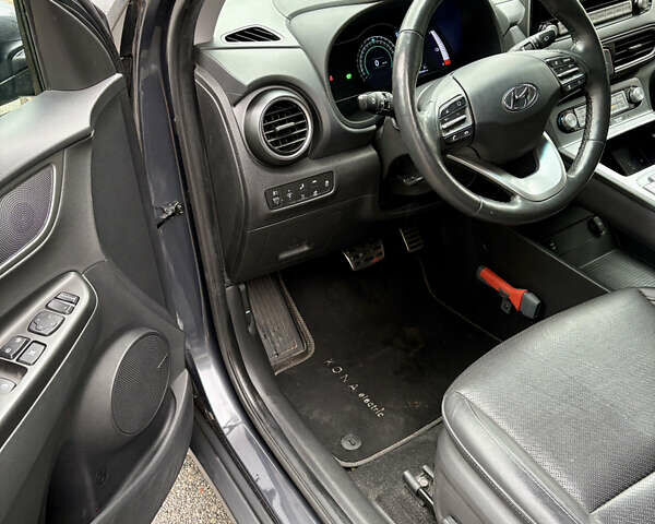 Серый Хендай Kona Electric, объемом двигателя 0 л и пробегом 130 тыс. км за 18500 $, фото 23 на Automoto.ua