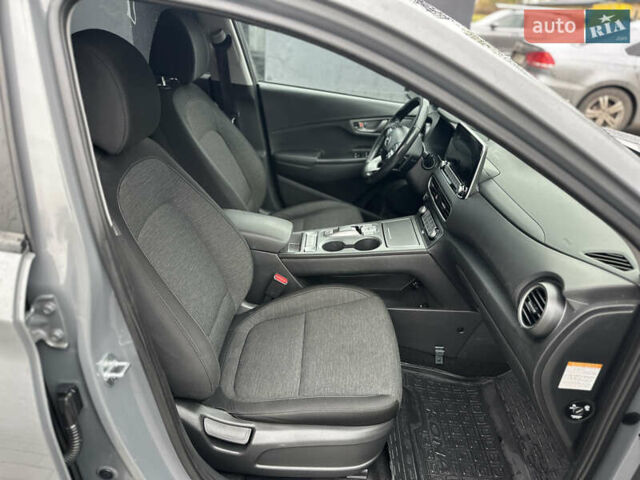Серый Хендай Kona Electric, объемом двигателя 0 л и пробегом 158 тыс. км за 16300 $, фото 19 на Automoto.ua