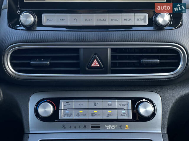 Серый Хендай Kona Electric, объемом двигателя 0 л и пробегом 69 тыс. км за 20400 $, фото 65 на Automoto.ua