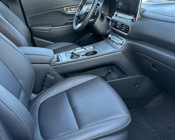 Серый Хендай Kona Electric, объемом двигателя 0 л и пробегом 109 тыс. км за 18450 $, фото 40 на Automoto.ua