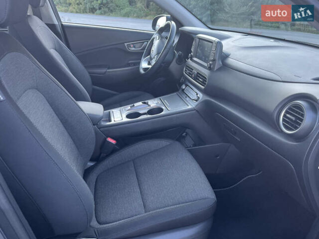 Серый Хендай Kona Electric, объемом двигателя 0 л и пробегом 31 тыс. км за 15450 $, фото 60 на Automoto.ua