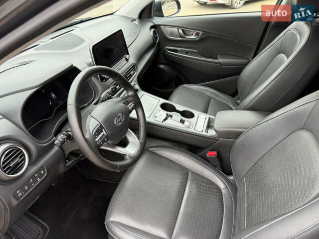 Серый Хендай Kona Electric, объемом двигателя 0 л и пробегом 52 тыс. км за 19000 $, фото 26 на Automoto.ua