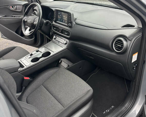 Сірий Хендай Kona Electric, об'ємом двигуна 0 л та пробігом 56 тис. км за 15400 $, фото 13 на Automoto.ua