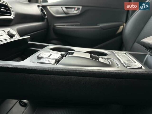 Сірий Хендай Kona Electric, об'ємом двигуна 0 л та пробігом 76 тис. км за 20500 $, фото 72 на Automoto.ua