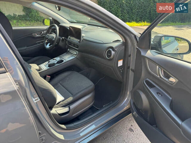 Серый Хендай Kona Electric, объемом двигателя 0 л и пробегом 44 тыс. км за 13400 $, фото 14 на Automoto.ua