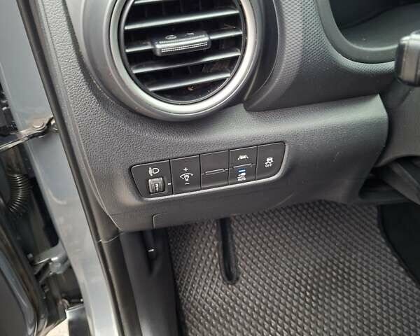 Серый Хендай Kona Electric, объемом двигателя 0 л и пробегом 87 тыс. км за 15200 $, фото 25 на Automoto.ua