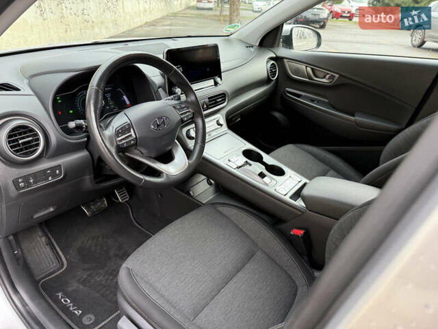 Серый Хендай Kona Electric, объемом двигателя 0 л и пробегом 26 тыс. км за 18850 $, фото 18 на Automoto.ua