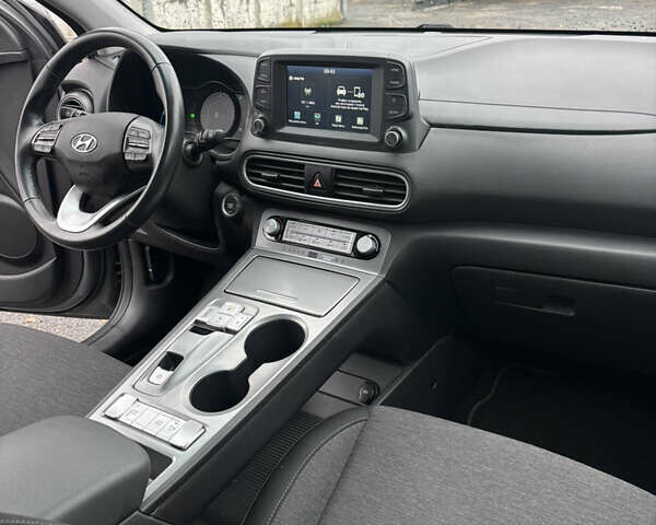 Сірий Хендай Kona Electric, об'ємом двигуна 0 л та пробігом 56 тис. км за 15400 $, фото 16 на Automoto.ua
