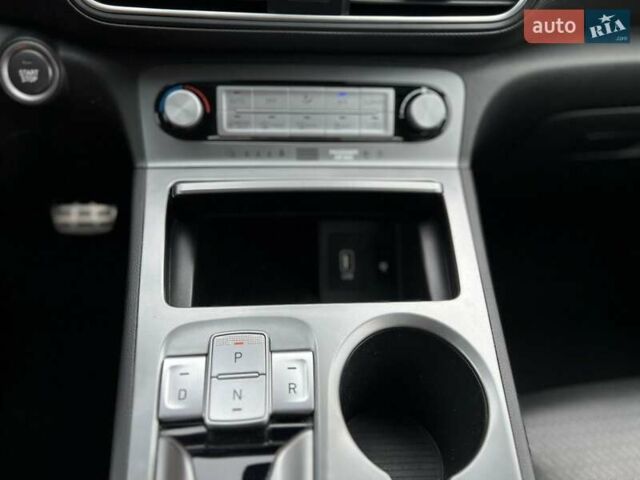 Серый Хендай Kona Electric, объемом двигателя 0 л и пробегом 117 тыс. км за 17990 $, фото 19 на Automoto.ua