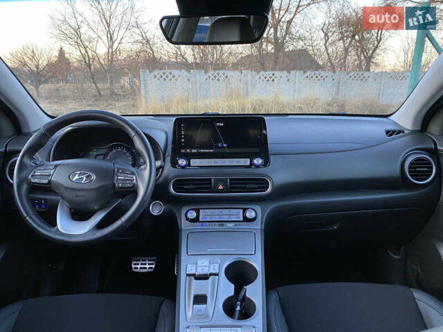 Серый Хендай Kona Electric, объемом двигателя 0 л и пробегом 104 тыс. км за 17200 $, фото 1 на Automoto.ua