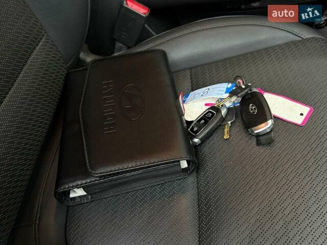 Сірий Хендай Kona Electric, об'ємом двигуна 0 л та пробігом 71 тис. км за 18465 $, фото 15 на Automoto.ua