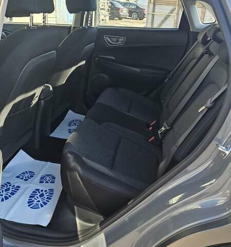 Серый Хендай Kona Electric, объемом двигателя 0 л и пробегом 39 тыс. км за 16900 $, фото 3 на Automoto.ua