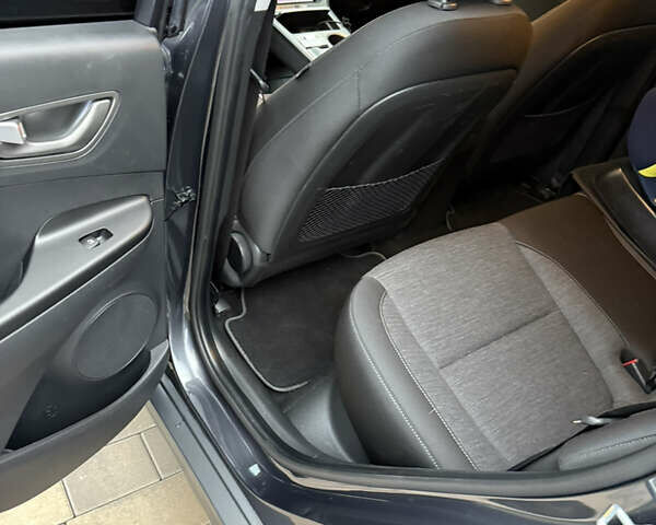 Серый Хендай Kona Electric, объемом двигателя 0 л и пробегом 125 тыс. км за 16900 $, фото 6 на Automoto.ua