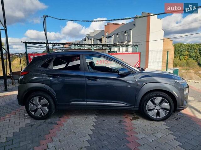 Серый Хендай Kona Electric, объемом двигателя 0 л и пробегом 42 тыс. км за 16200 $, фото 3 на Automoto.ua