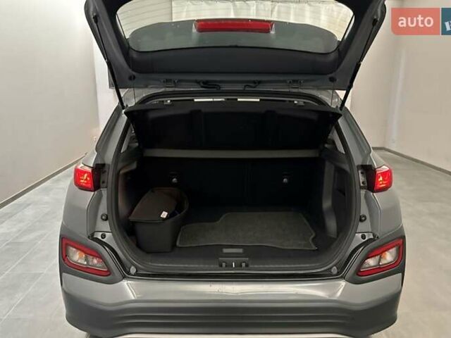 Серый Хендай Kona Electric, объемом двигателя 0 л и пробегом 39 тыс. км за 16900 $, фото 8 на Automoto.ua