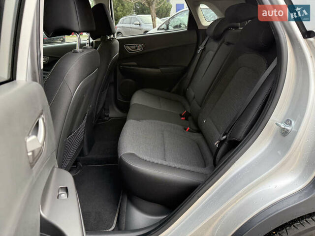 Серый Хендай Kona Electric, объемом двигателя 0 л и пробегом 26 тыс. км за 18850 $, фото 22 на Automoto.ua