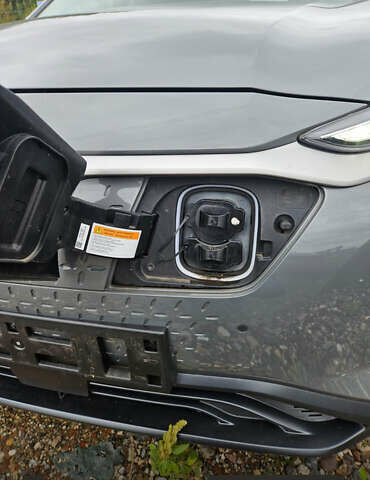 Серый Хендай Kona Electric, объемом двигателя 0 л и пробегом 77 тыс. км за 19700 $, фото 18 на Automoto.ua
