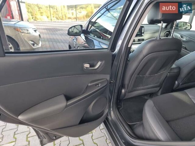 Серый Хендай Kona Electric, объемом двигателя 0 л и пробегом 42 тыс. км за 16200 $, фото 41 на Automoto.ua