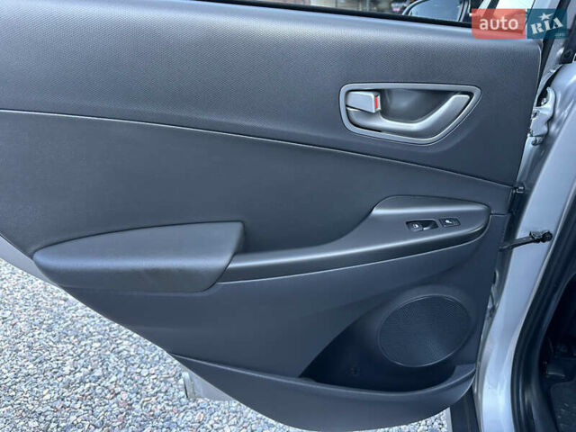 Серый Хендай Kona Electric, объемом двигателя 0 л и пробегом 109 тыс. км за 18450 $, фото 34 на Automoto.ua