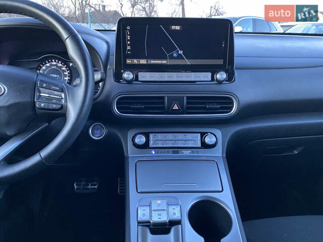 Серый Хендай Kona Electric, объемом двигателя 0 л и пробегом 104 тыс. км за 17200 $, фото 80 на Automoto.ua
