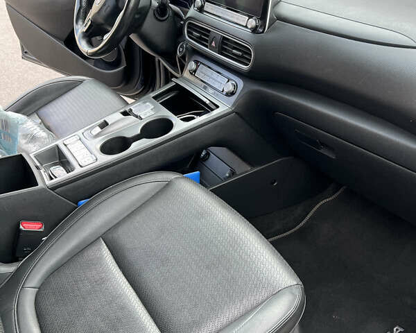 Сірий Хендай Kona Electric, об'ємом двигуна 0 л та пробігом 117 тис. км за 18900 $, фото 11 на Automoto.ua