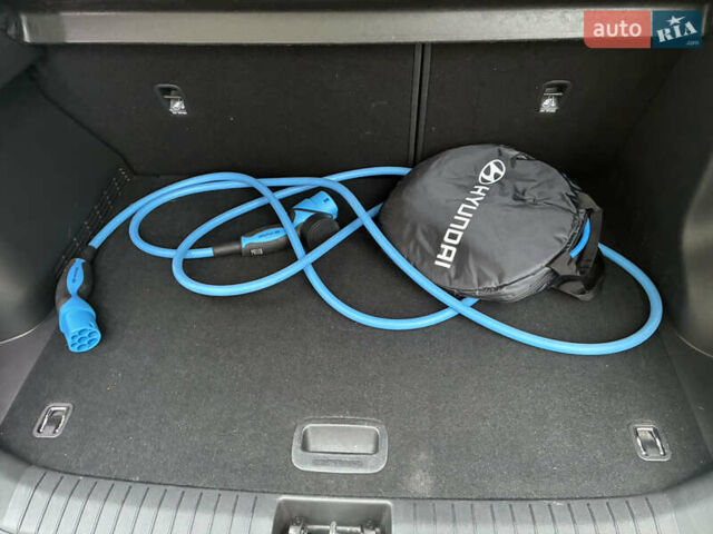 Серый Хендай Kona Electric, объемом двигателя 0 л и пробегом 117 тыс. км за 18800 $, фото 34 на Automoto.ua