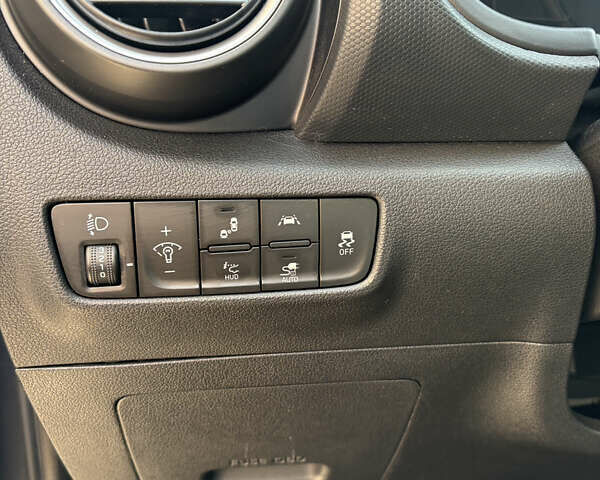 Серый Хендай Kona Electric, объемом двигателя 0 л и пробегом 130 тыс. км за 18500 $, фото 50 на Automoto.ua