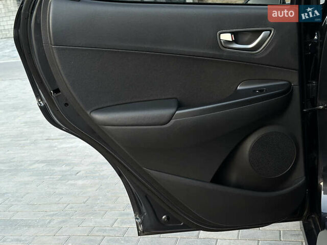 Серый Хендай Kona Electric, объемом двигателя 0 л и пробегом 159 тыс. км за 16900 $, фото 38 на Automoto.ua