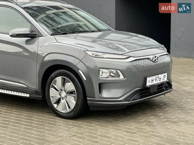 Серый Хендай Kona Electric, объемом двигателя 0 л и пробегом 158 тыс. км за 16300 $, фото 3 на Automoto.ua