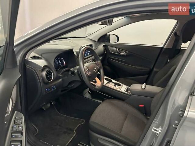 Серый Хендай Kona Electric, объемом двигателя 0 л и пробегом 39 тыс. км за 16900 $, фото 7 на Automoto.ua