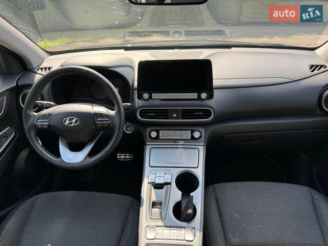 Серый Хендай Kona Electric, объемом двигателя 0 л и пробегом 44 тыс. км за 13400 $, фото 25 на Automoto.ua